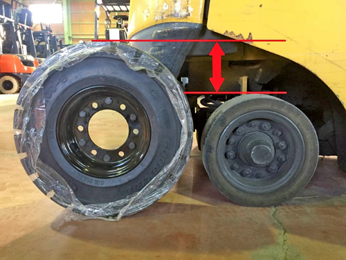 forklift-new-tyre-and-worn-out-tyre