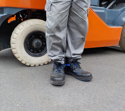 appropriate-shoes-when-roperating-forklift